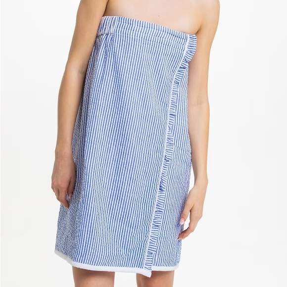 Bella Il Fiore Other - NWOT - Bella Il Fiore Blue & White Seersucker Spa Wrap with Cute Ruffle